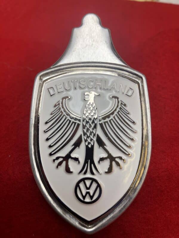 Hood Crest, Deutschland, White W/Base