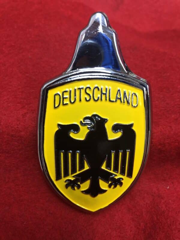 Hood Crest, Deutschland Yellow W/Base